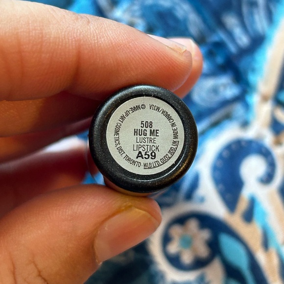 *SOLD* MAC lipstick in Hug Me - Picture 4 of 5